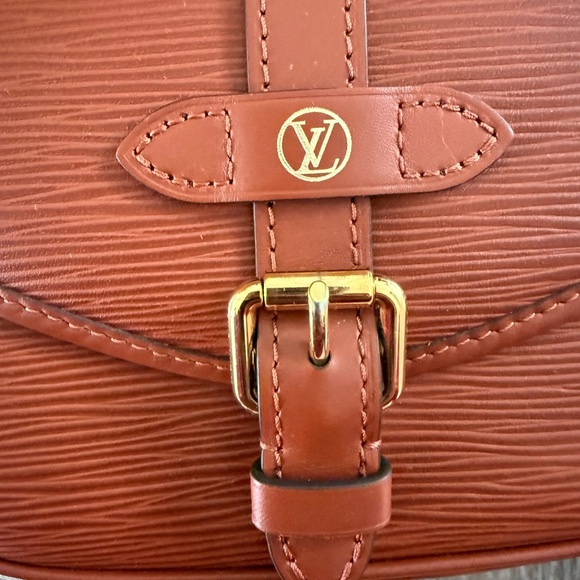 Louis Vuitton Saumur BB in Epi Leather – Priced to Sell! - Picture 7 of 9